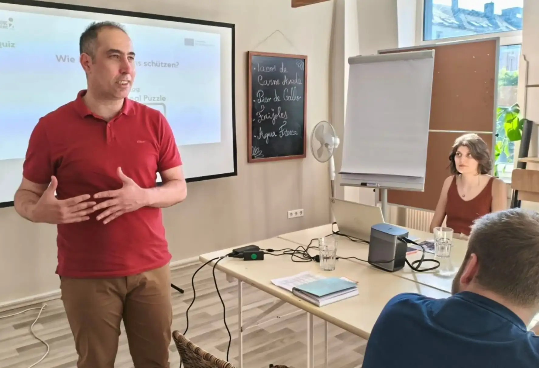 Democracy in the Age of AI: Battling Mis/disinformation through Education